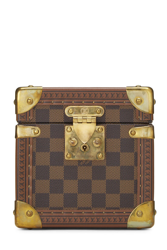 Classic Style / What's Inside My Louis Vuitton Damier Ebene