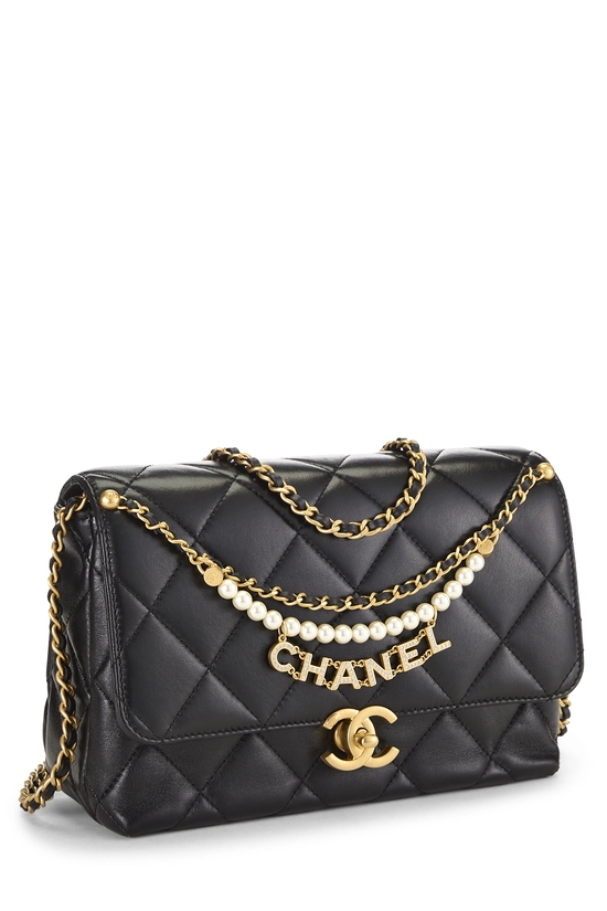 神*子様 CHANEL 黒 バングル ロゴ入り Pre-Owned Black Quilted Lambskin Pearl Logo Flap Bag Small